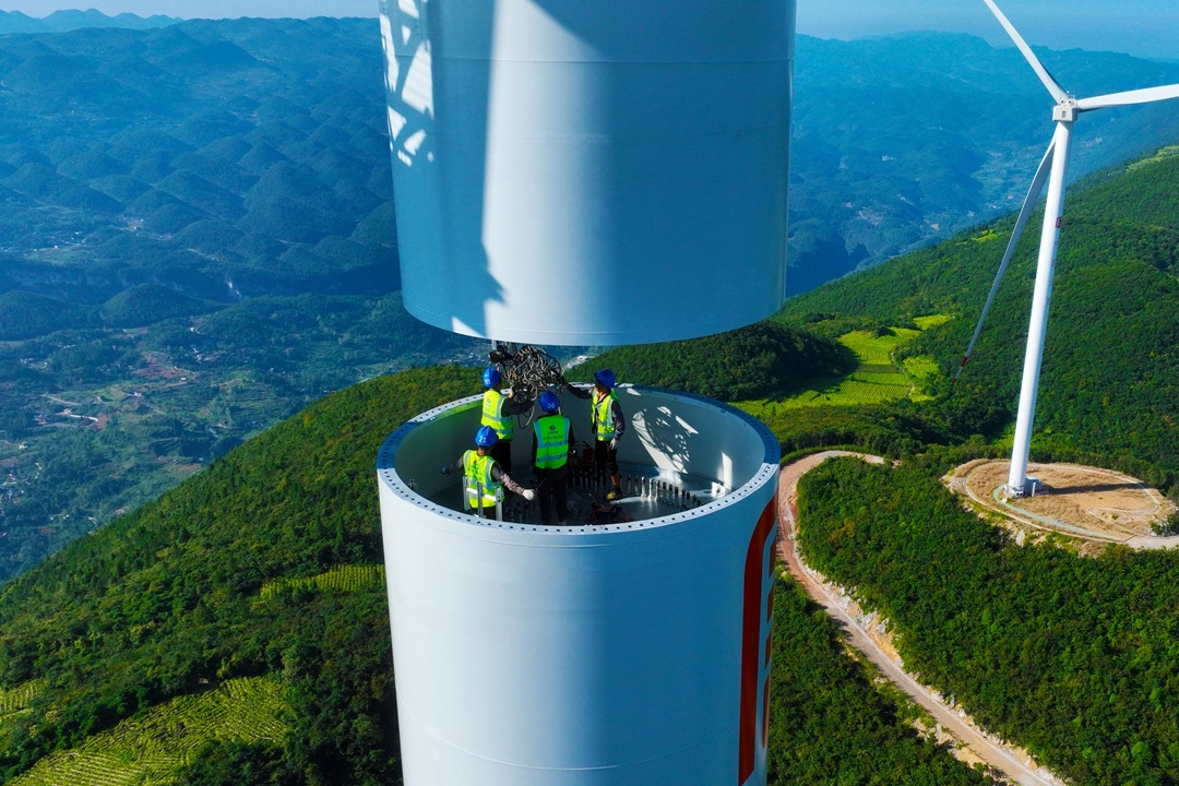 Workers hoist a wind power tower at the construction site of a wind power project in Chongqing, southwest China, Aug. 26. Photo: VCG