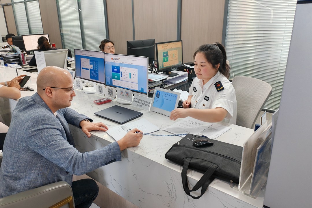 Staff of the Market Supervision Bureau of Heihe, Heilongjiang province, handle the establishment of foreign-funded enterprises on July 10. Photo: VCG