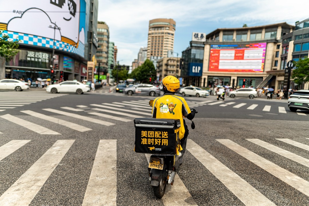 A Meituan delivery driver delivers food in Hangzhou, Zhejiang province, on July 20. Photo: VCG